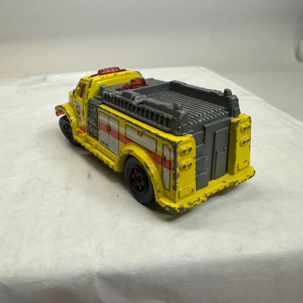 Matchbox Highway‎ Rescue Fire Truck Yellow MB566 Unit 705 2002 Mattel Diecast